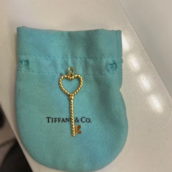Authentic twisted heart key pendant charm in 18k gold - Picture 1 of 3